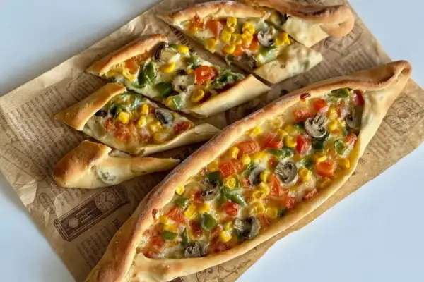 Sebzeli Peynirli Pide